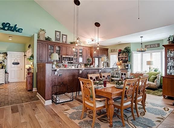 5th image of 805 Lake Club Dr
