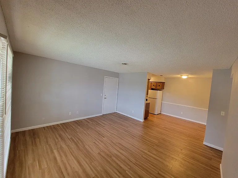 507 W Westview St #16 — Photo 3