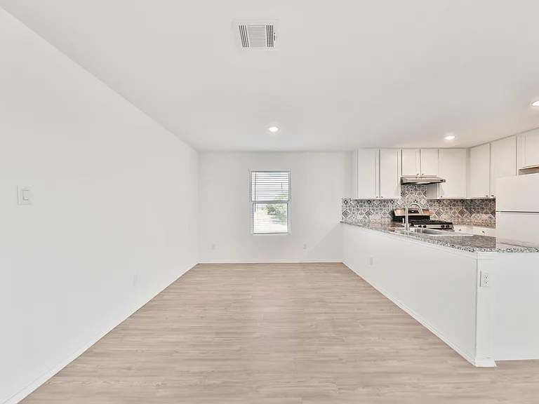 10626 McClintock Dr — Photo 6