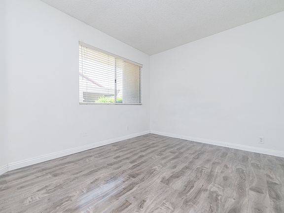 4th image of 333 Stanford Ct