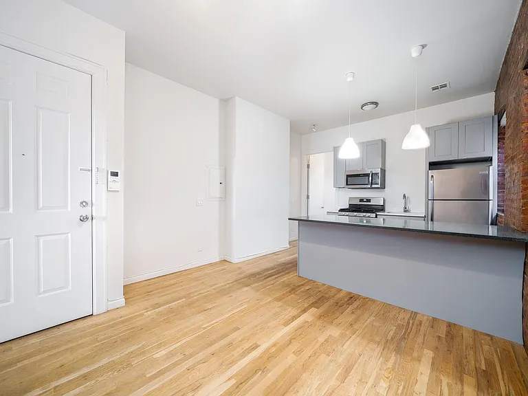386 Bergen Ave #1R — Photo 2