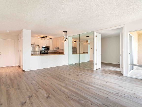 4th image of 4600 Lamont St #211