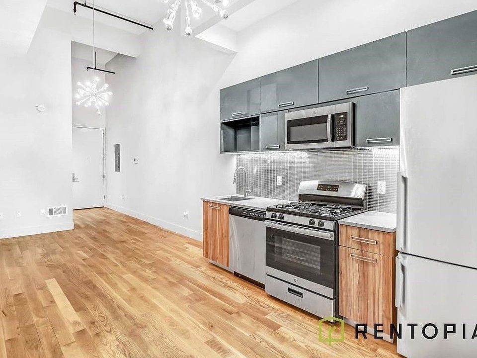 2nd image of 372 Kosciusko St #225