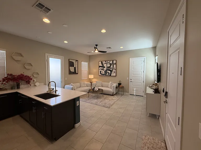 3178 W Peak View Rd — Photo 2