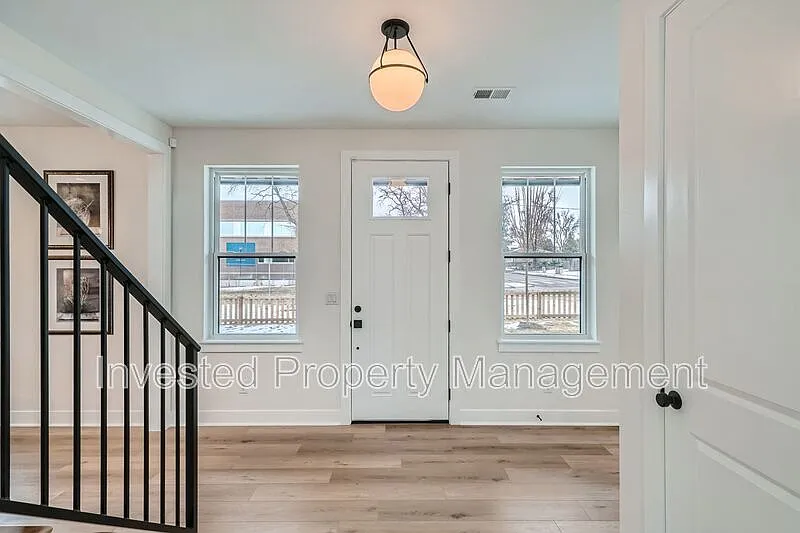 3 bed, 2.5 bath, 2200 sqft, $3,800 — Photo 3
