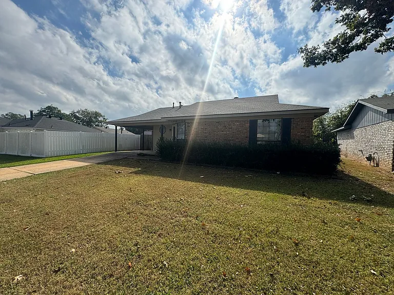2224 Kirby Smith Dr — Photo 2