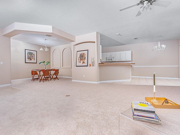 3rd image of 8 Old Creek Cir