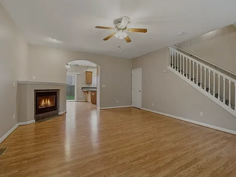 620 SW Trout Ct — Photo 3
