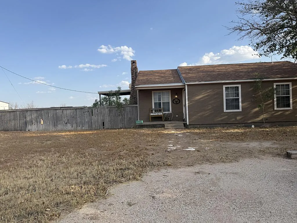 3 bed, 2.0 bath, 1114 sqft, $2,000 — Photo 2