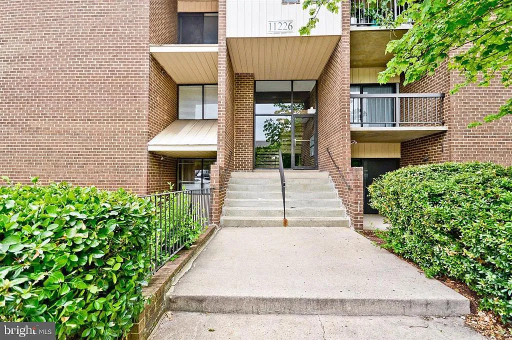 3 bed, 2.0 bath, 1349 sqft, $2,449 — Photo 1
