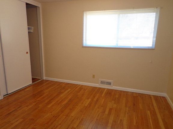 3rd image of 830 Winona Dr
