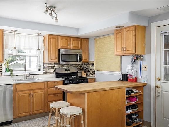 5th image of 81 Fontaine Dr