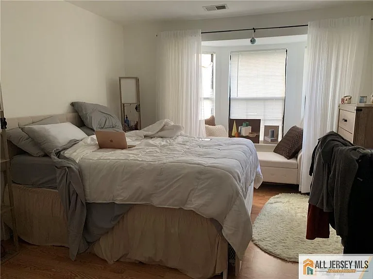 404 Carhart Ct — Photo 5