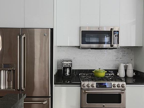 4th image of 300 E 75th St APT 33D