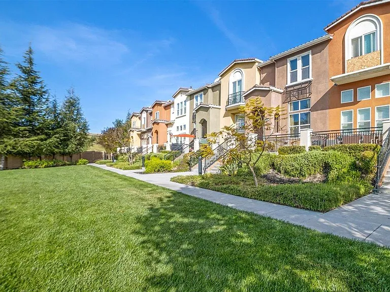353 Esfahan Ct — Photo 4