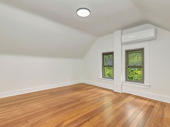 3rd image of 734 E 10th St