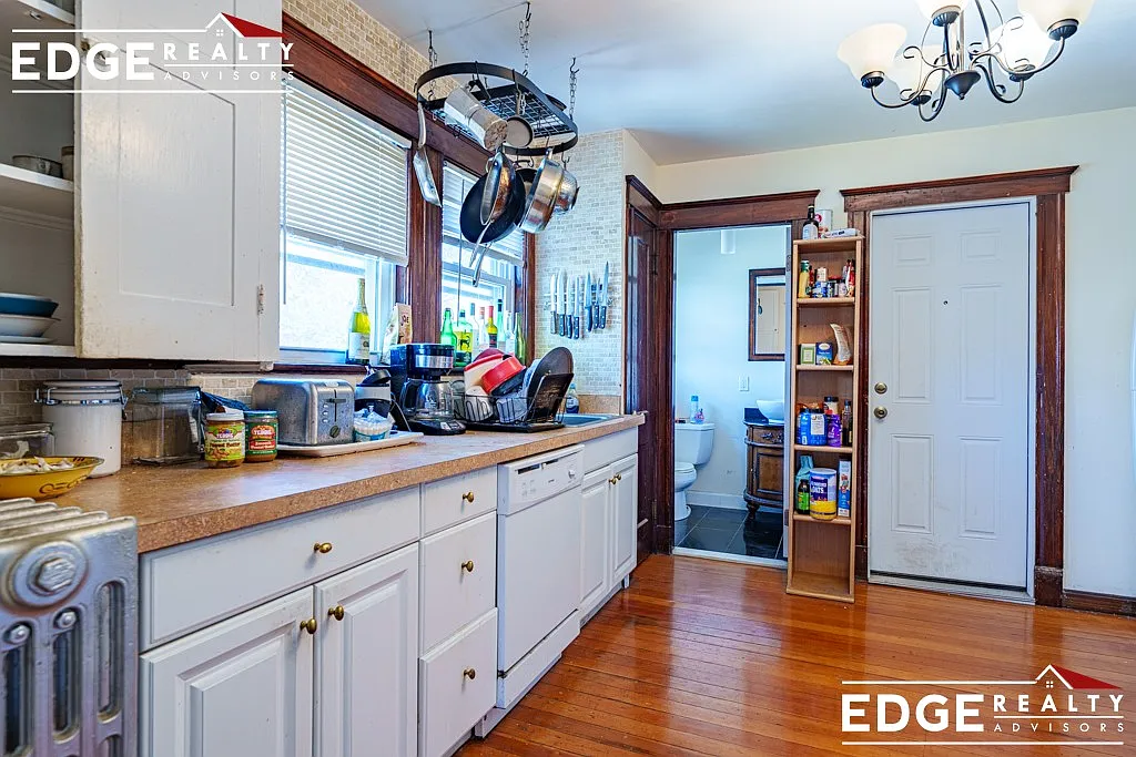 4 bed, 1.5 bath, $3,800 — Photo 2