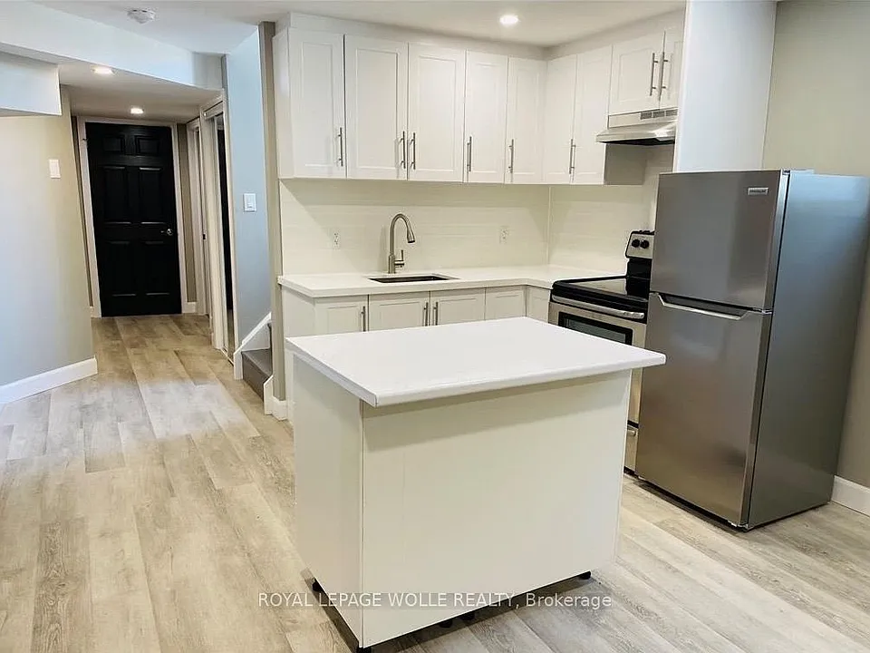 369 Sienna Cres #LOWER