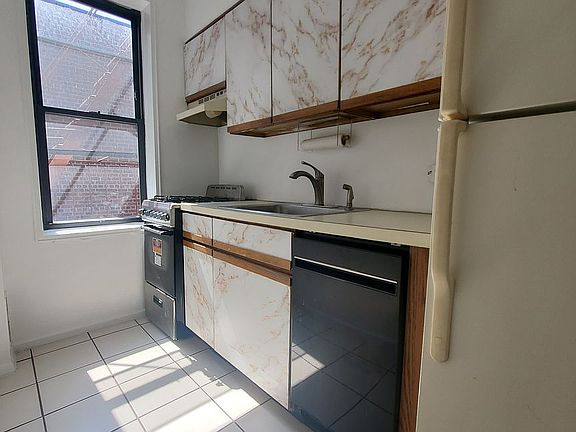 4th image of 350 E 30th St APT 6A