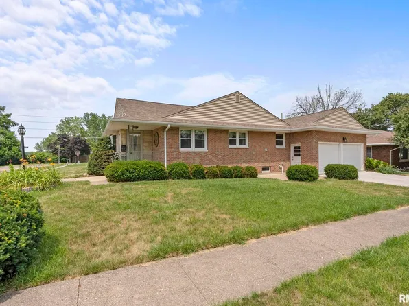 1202 5th St, De Witt, IA 52742