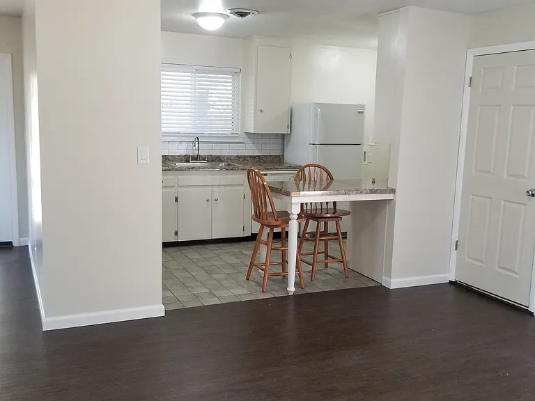 515 Warwick Dr — Photo 4