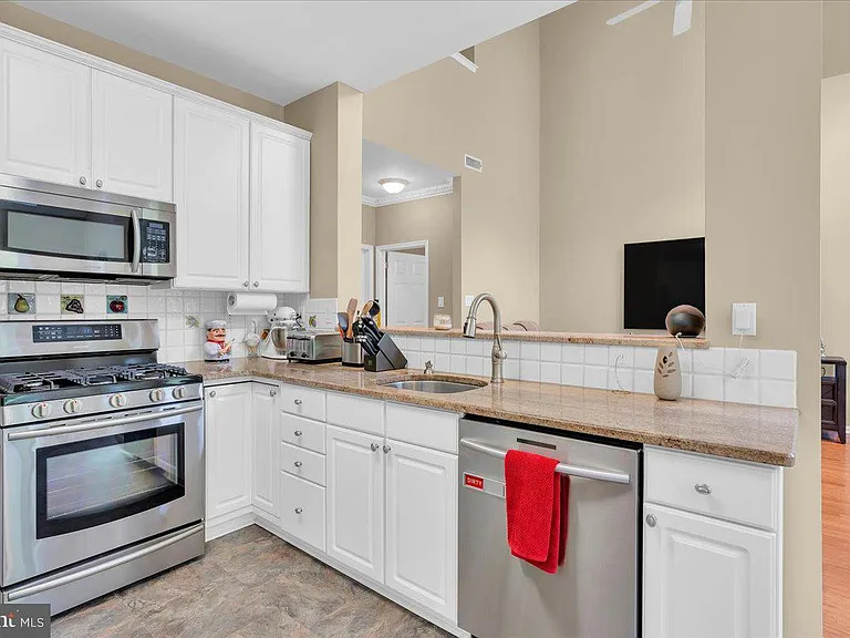 1202 Champlain Dr — Photo 9