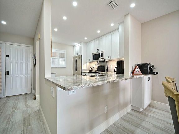 3rd image of 3939 Ocean Dr