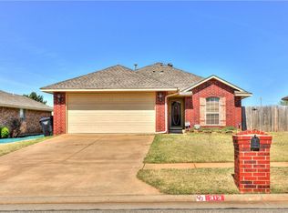 313 SW 39th St, Moore, OK 73160