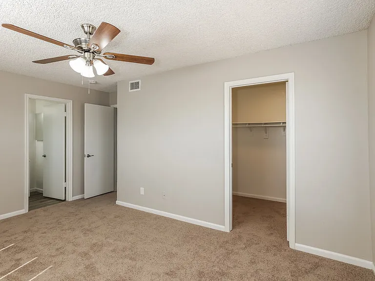 1420 E Topeka Dr — Photo 14