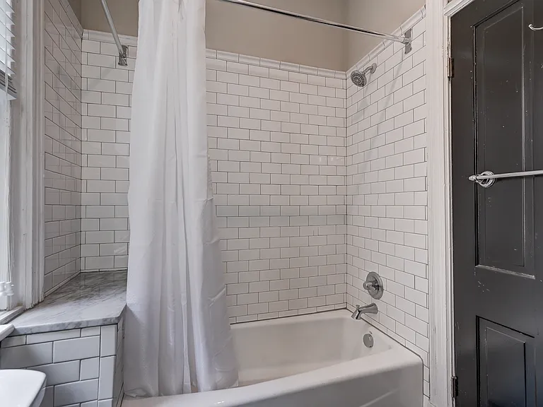 2406 E Clay St — Photo 15