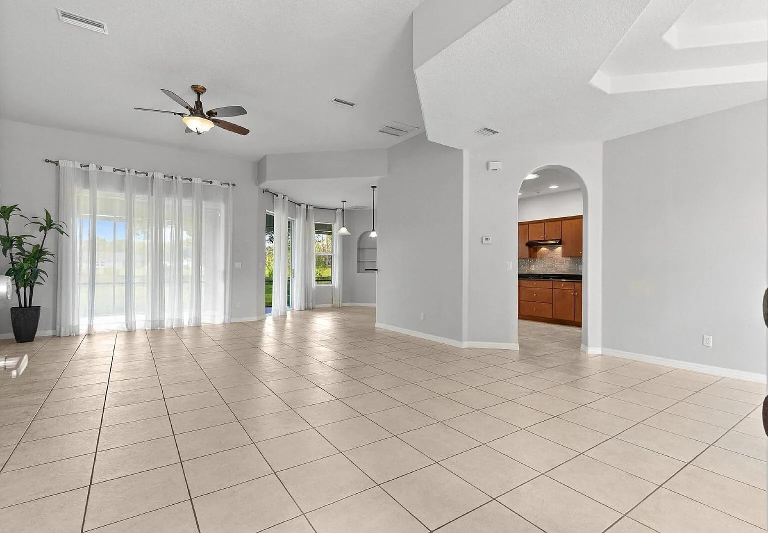 4 bed, 2.0 bath, 2267 sqft, $2,600 — Photo 3