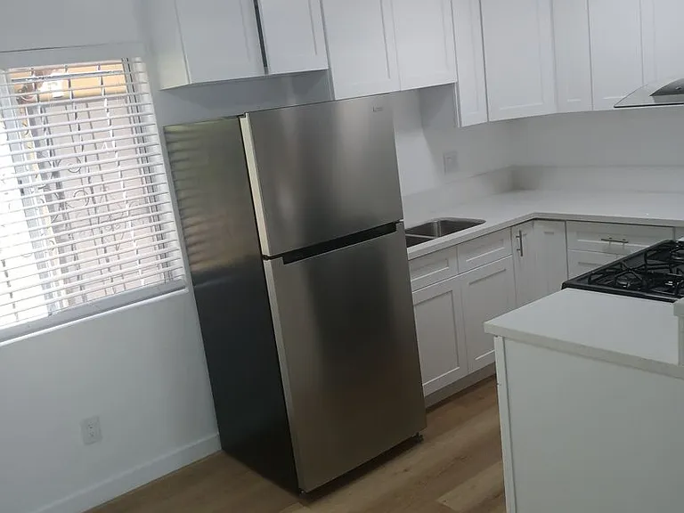 610 E Hyde Park Blvd — Photo 1