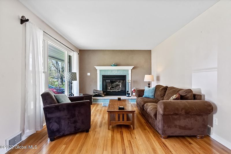 5th image of 42 Maplewood Dr