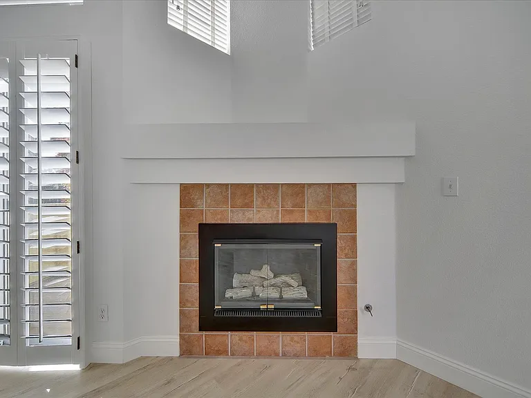 558 Manhattan Pl — Photo 10