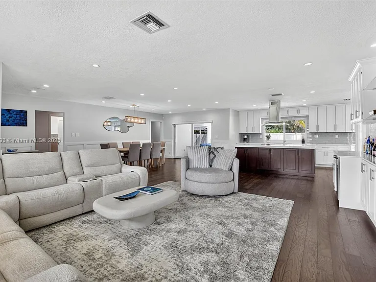 5660 Golfway Dr — Photo 3