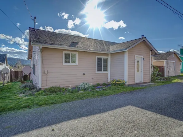 716 Spring St, Mount Shasta, CA 96067
