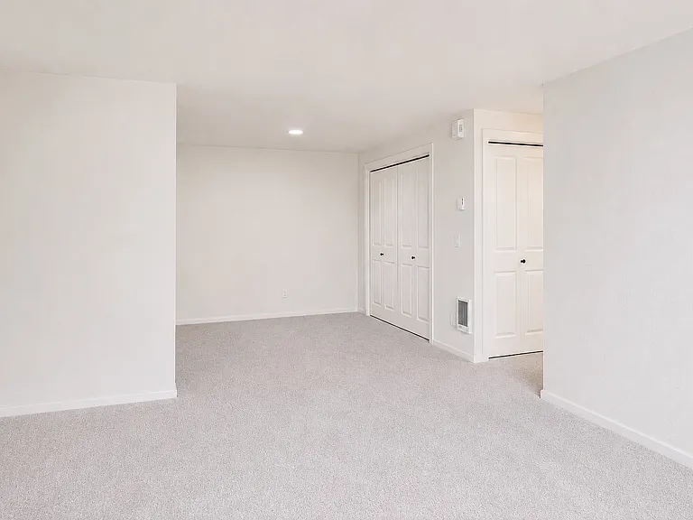 215 9th St #D302 — Photo 6