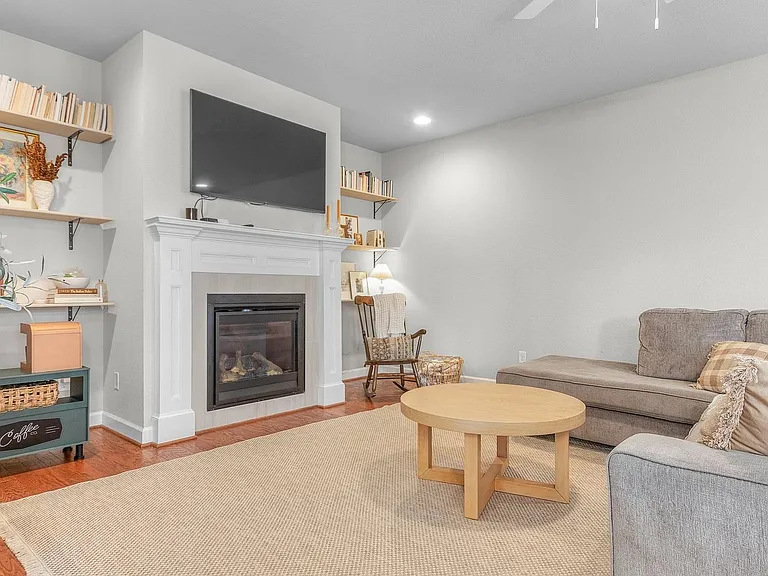 1545 Ocean Garden St — Photo 7