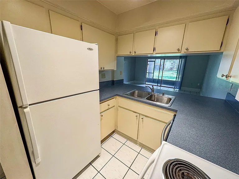2635 SW 35th Pl #403 — Photo 8