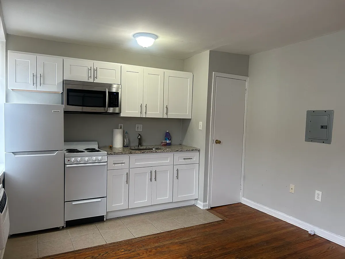 Building Photo - 3416 Spring Garden St #24