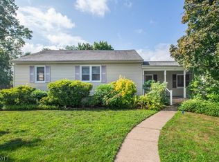 17 Oak Ln, Lake Hiawatha, NJ 07034