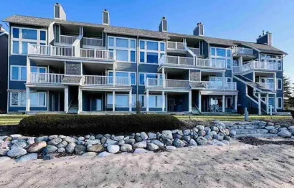 300 Front St #103