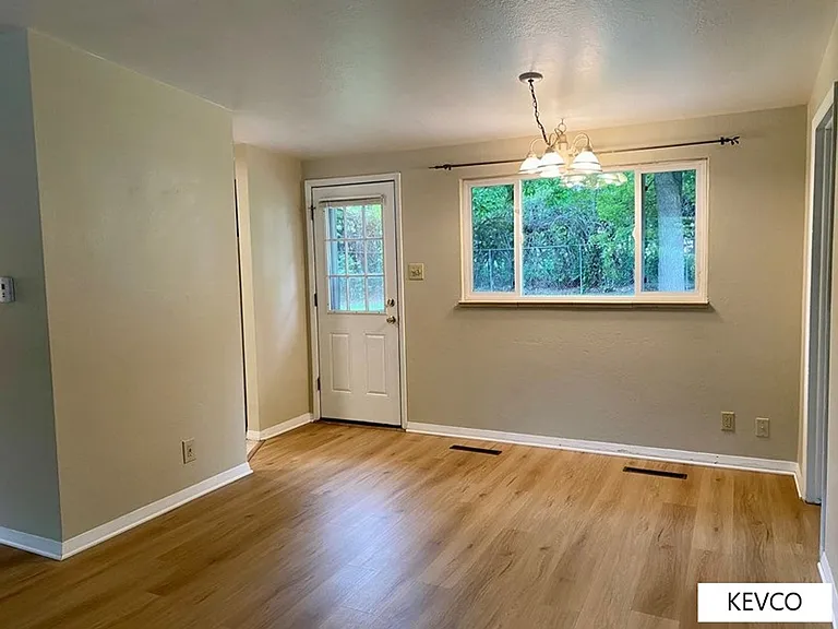 711 W Prospect Rd — Photo 6