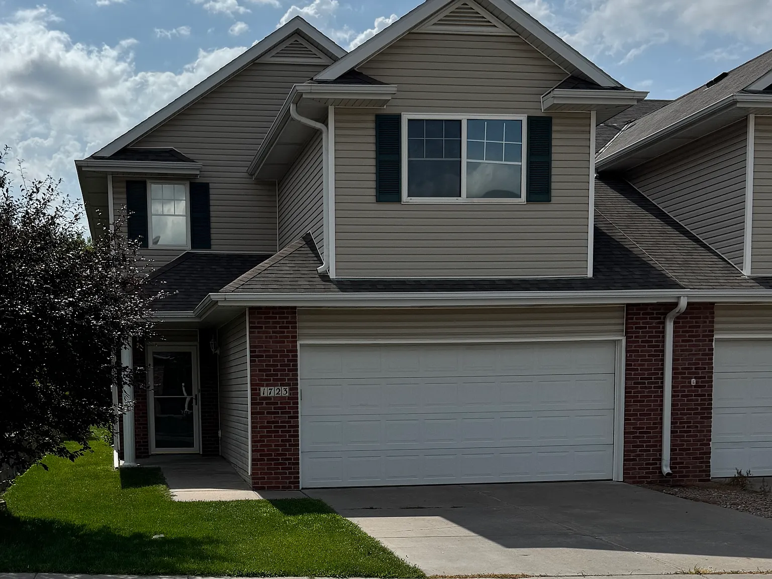 3 bed, 2.5 bath, 1750 sqft, $1,925 — Photo 1
