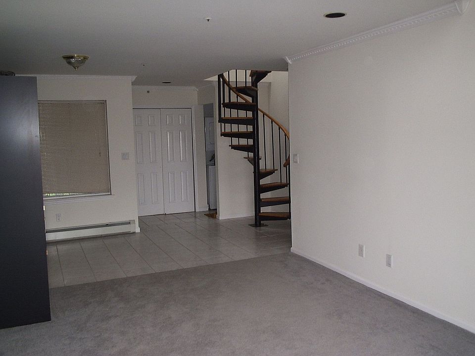 Entry Hall / Dining Area