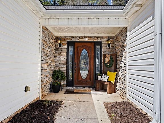 2nd image of 161 Colonial Way