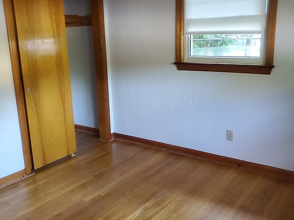 2nd image of 1827 Meadowview Dr