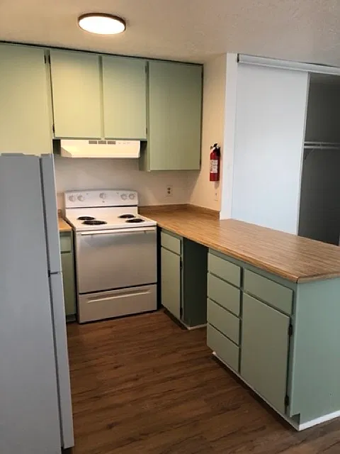Quality Renovation - Very Private 1 Bedroom Apt with a Yard — Photo 4