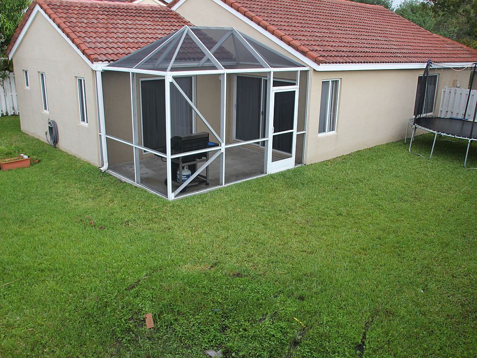 2nd image of 1477 Estancia Cir