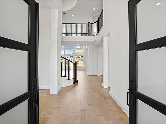 4th image of 10007 Crescent Oak Dr